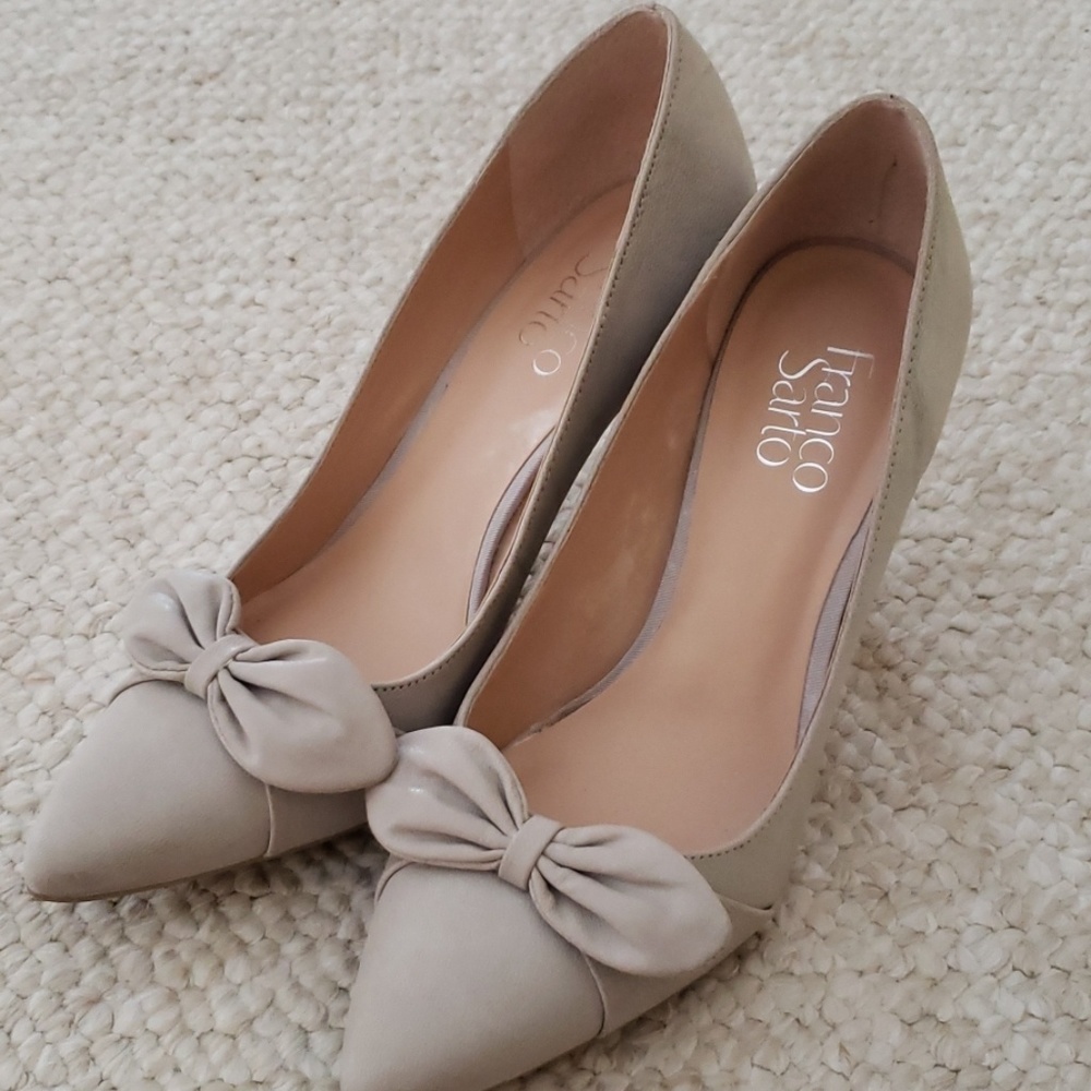 Light grey pumps